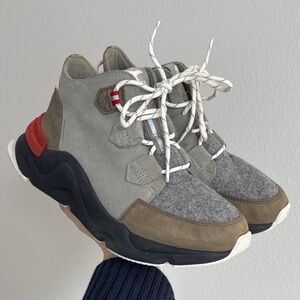 Sorel Women's Kinetic RNEGD Caribou boots Grey Green/Alpine Tundra colorway 8.5